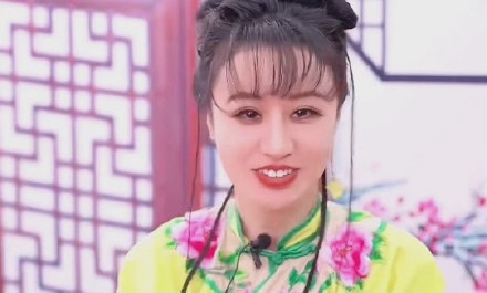 臉型唔再係之前嘅瓜子臉,而且妝容極濃,眼眶因為濃重嘅眼影顯得黑眼圈深重,眼睛無神。