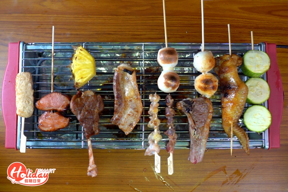 除了海鮮任食之外，串燒區有超過20款肉類、丸類和蔬菜，肉類方面推介雞全翼、原條五花腩和羊架，加入調味料更加惹味。