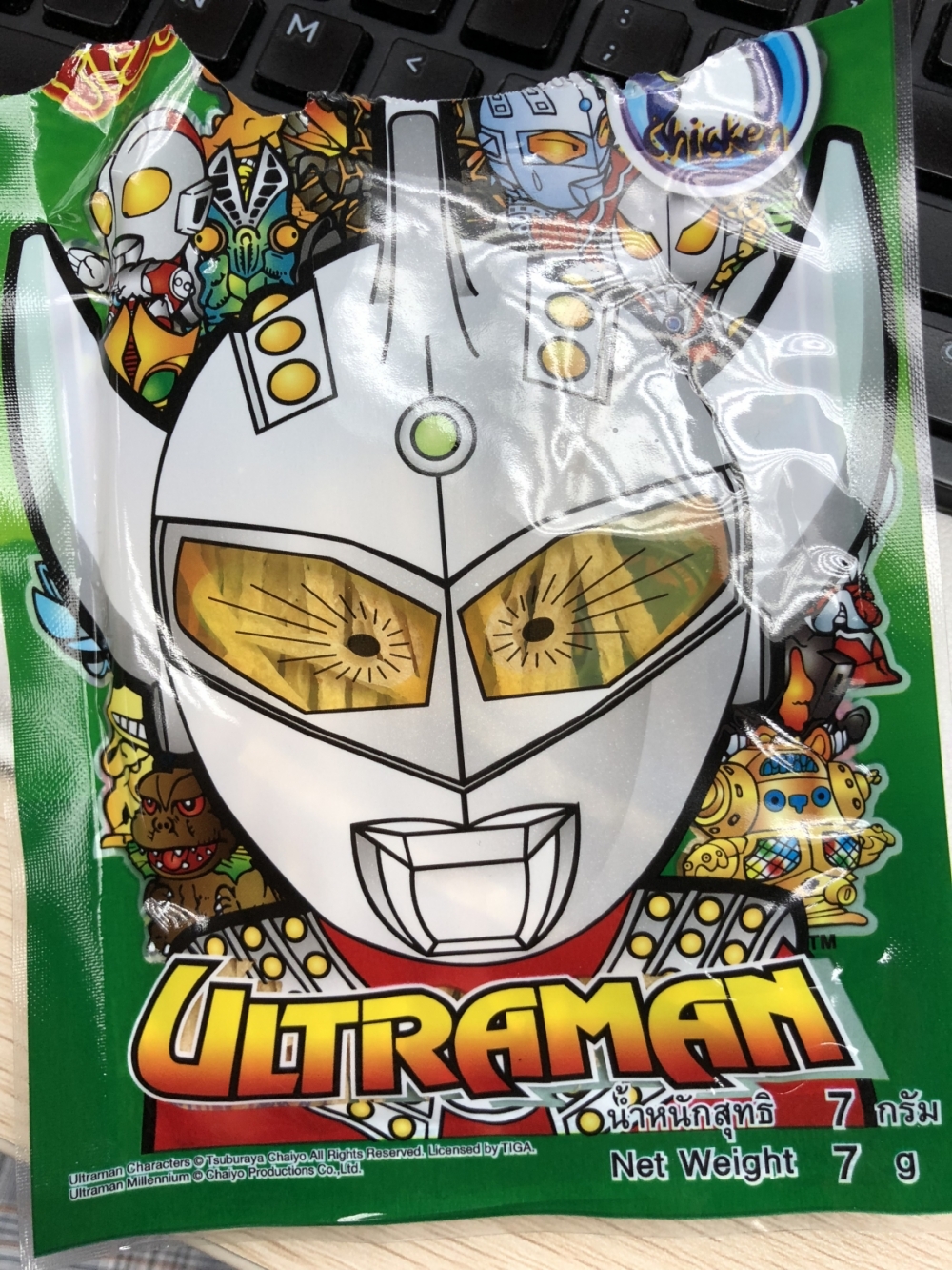 超人魷魚絲裡面都會隨機派一個 襟章!