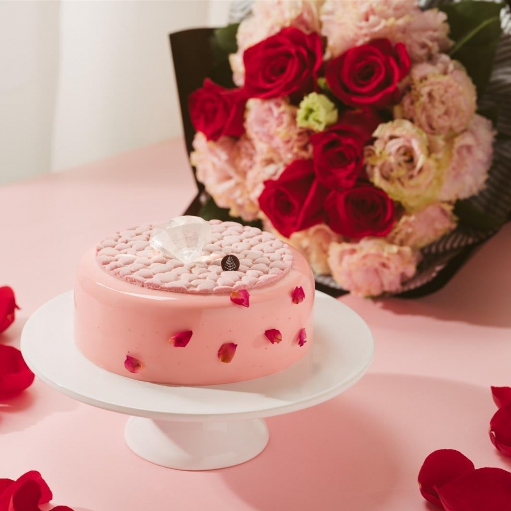 半磅紅莓荔枝玫瑰蛋糕及情人節花束