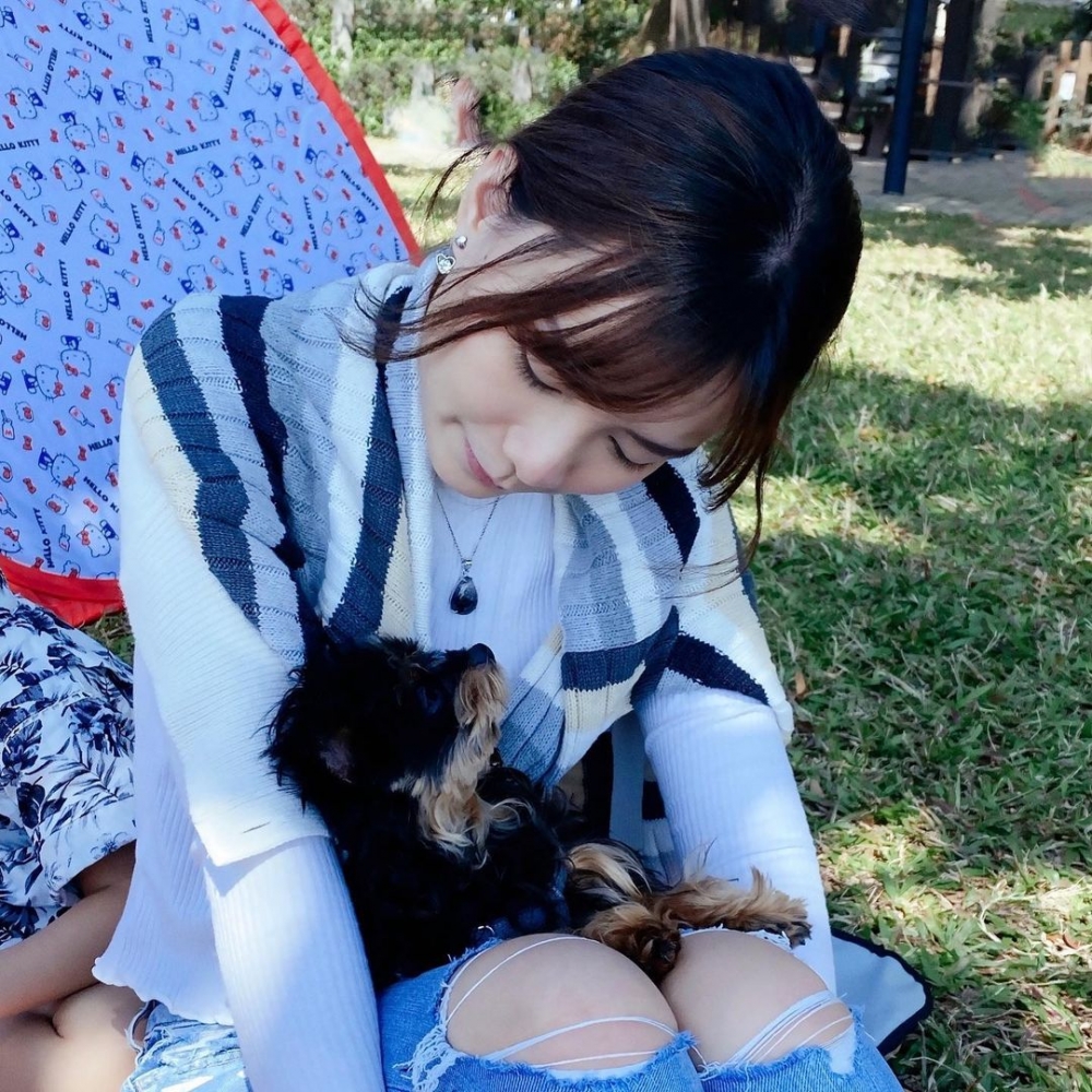 「神隱」超過2星期嘅Ash終於喺IG po相,佢大晒同狗狗嘅合照:「單純嘅陪伴最珍貴 你係我最珍貴嘅芝麻」