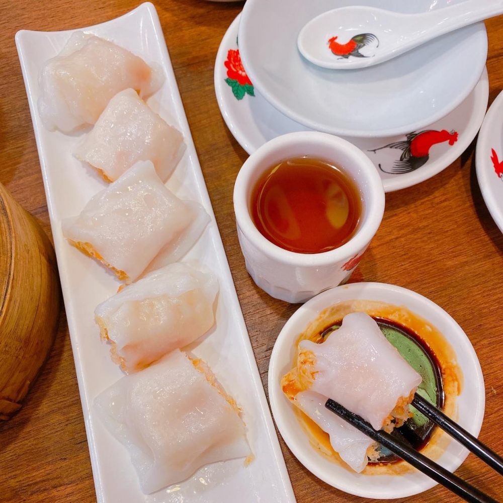 金沙米皇腸,滑溜又有米香的腸粉包著原隻蝦肉春卷,外滑內脆。