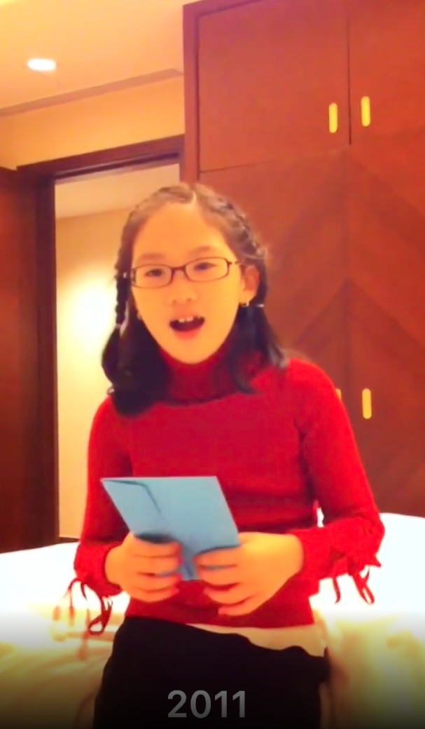 Jasmine細個戴眼鏡唱歌
