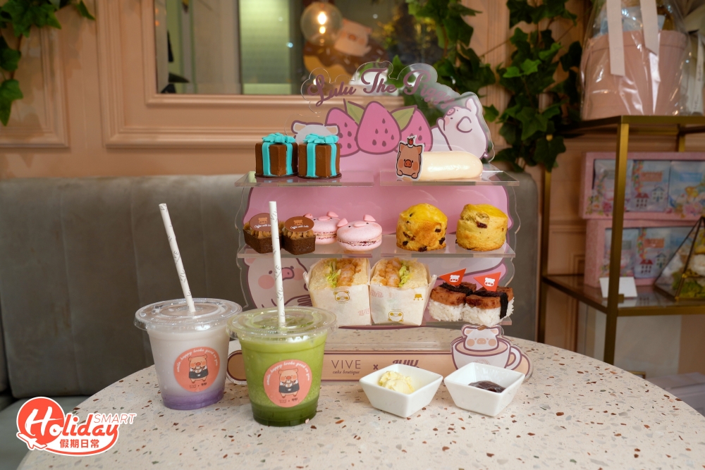 中環精品蛋糕店Vive Cake Boutiqu聯乘人氣卡通Lulu 豬,推出「Dear LuLu」蛋糕系列及下午茶套餐,今次下午茶套餐以兩層架盛載,有5款甜點及3款鹹點。