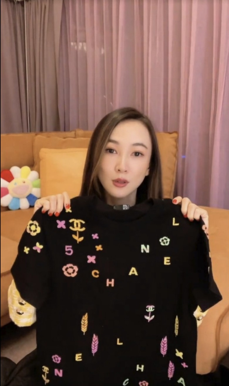 但有網民就表示唔係好認同佢嘅服裝品味喇?!