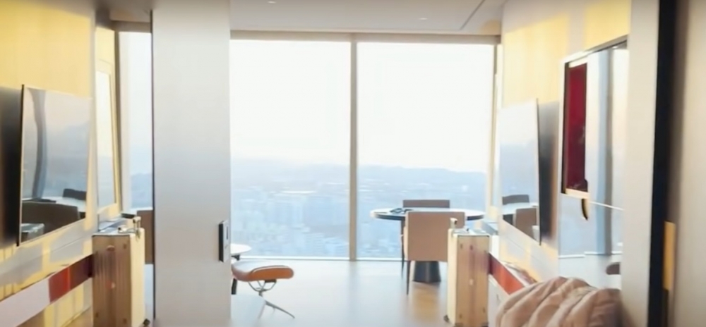 姜素妍在拍攝Room Tour時,擺放著一個疑似吳振澤影相時曾一起的行李箱。