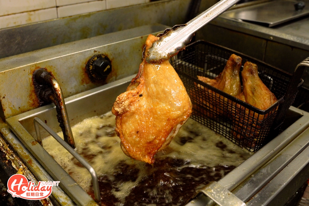 生炸雞髀先用鹽、生抽等材料醃製，即叫即炸。