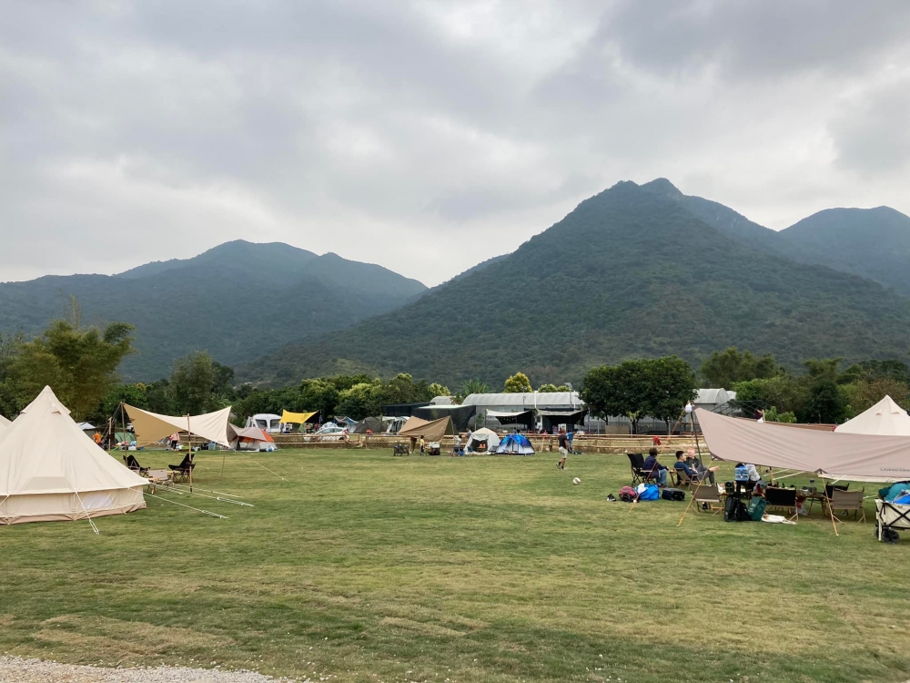粉嶺新開「四季休閒農莊」鄰近流水響水塘,佔地足足有16萬呎,有一片大草地,設有露營區、燒烤區、停車場區和兒童遊樂設施等,營地亦是寵物友善營區,各位主子可以帶毛孩入營。