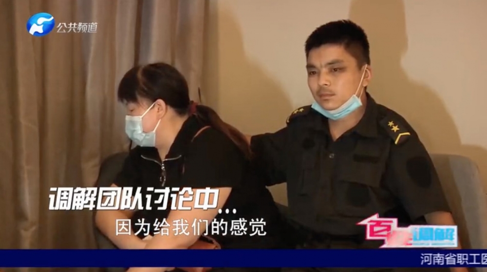 小華不顧世俗眼光,勇於追求所愛,隨即同50歲中年女士展開熱戀。