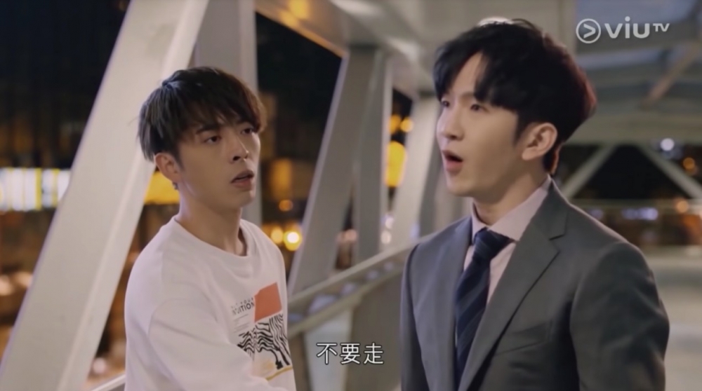 樓主指有位男士出現同男友打招呼,佢同男友拍拖成個月都未見過佢啲朋友,仲以為男友係約咗fd