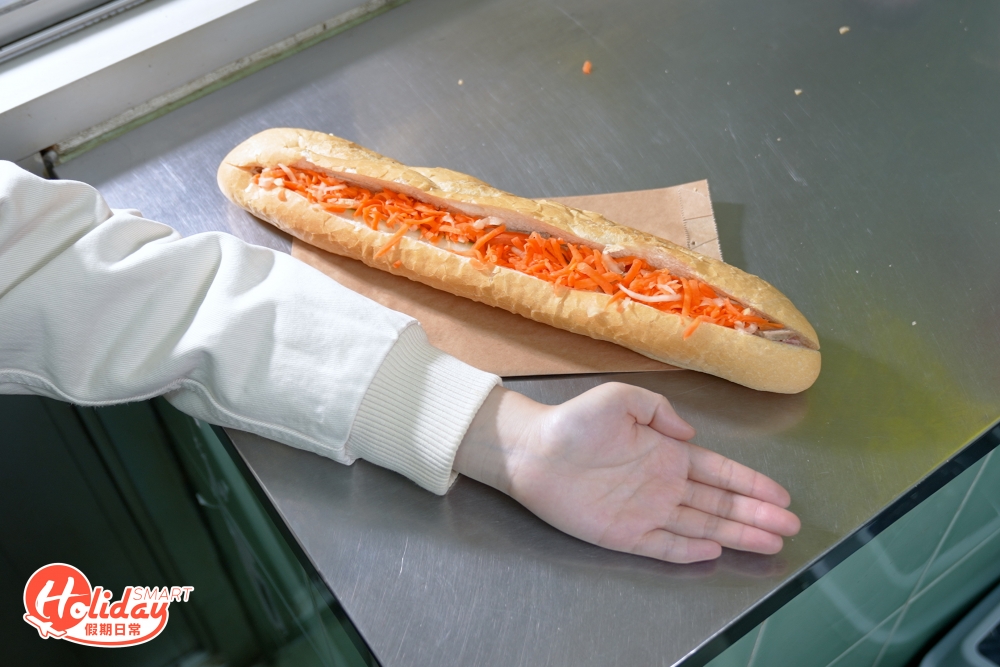 小店以超長越式法包作招徠，法包足有40cm長！