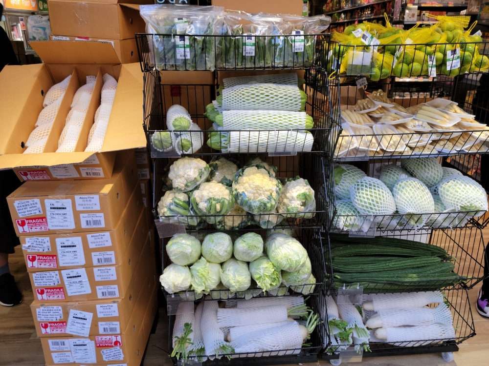 店內供應芒果、青檸、秋葵、椰菜、絲瓜、苦瓜、大白菜等新鮮蔬菜。