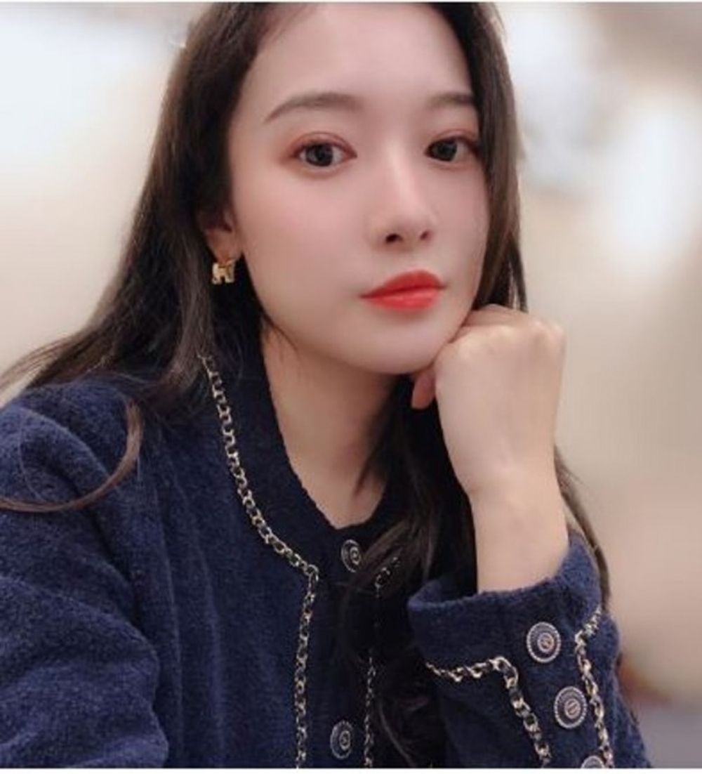 周依婷比林燕玲細16年。