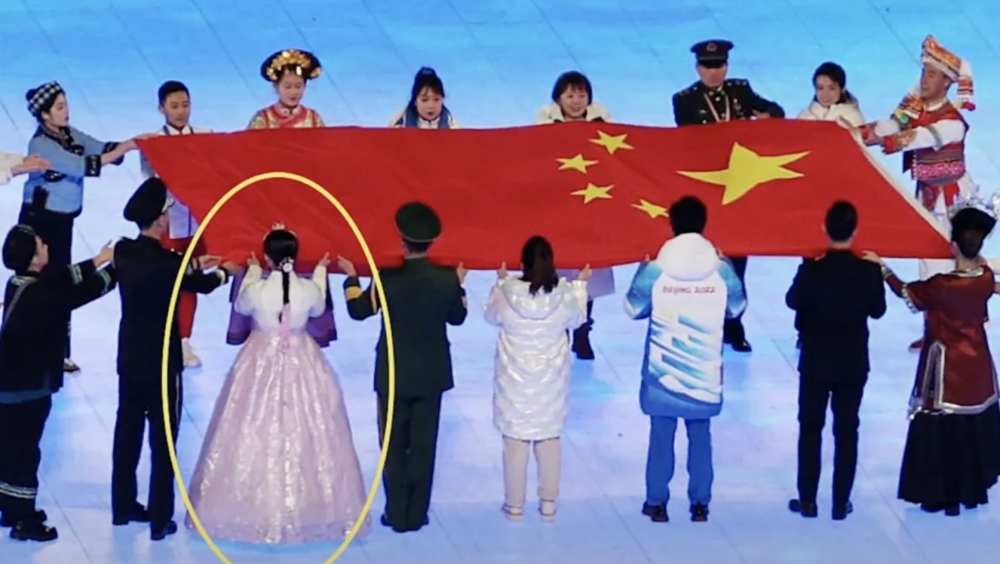 冬奧會開幕禮時,就已經出現身穿韓服嘅爭議,導致中韓網民掀起罵戰!