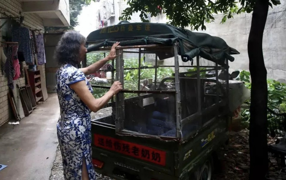 媽媽行動不便，所以朱孟勳帶同媽媽一齊街頭賣藝！