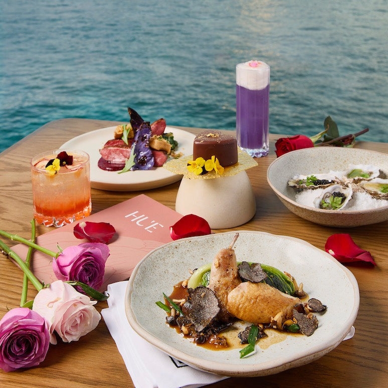 期間限定的情人節套餐包括前菜、主菜及甜品,人均$980,前菜可選澳洲鵪鶉、煙燻鯖魚或生蠔兩食配手指青檸魚子醬及N25鱘魚魚子醬。主菜同樣3選1,可選鴨胸、馬鈴薯丸子、或加$50轉和牛西冷。