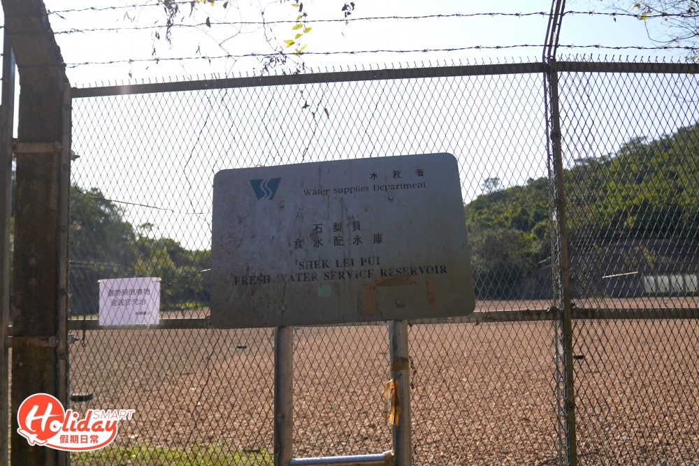 大約5分鐘便會迎來分叉路,沿右邊下斜方向繼續行,經過長坑村,沿長源路再穿過小竹林,當以為看到掘頭路以為沒路可走,其實只要穿過窄巷和屋仔便可,原本的石屎路亦會變成山路,直行再下樓梯後見到石梨貝食水配水庫,便代表已經完成一半路程。