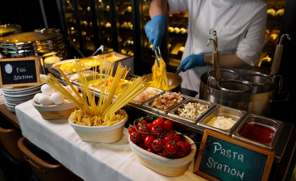 熟食同樣吸引,有澳洲和牛、厚切荷蘭烤肉等,更設有意大利麵區,有廚師即場烹調意大利粉,還有多款精緻甜品和Gelato,絕不比酒店Buffet遜色。