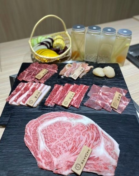 在禁晚市堂食下,餐廳亦供應2人前及4人前的外賣燒肉套餐,只要自備爐即可,即使安坐家中都可歎燒肉!