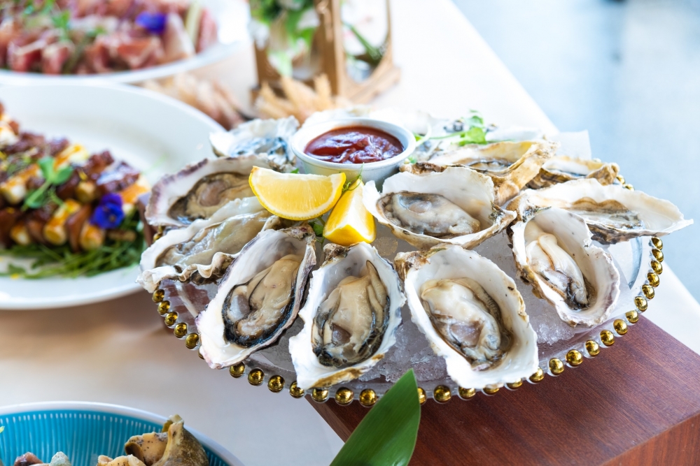 另外可以任食超過30款美食,必食回本新鮮生蠔、時令海鮮、壽司刺身、串燒和不同歐陸冷盤等,還有多款情人節特色甜品,記得提早預訂!