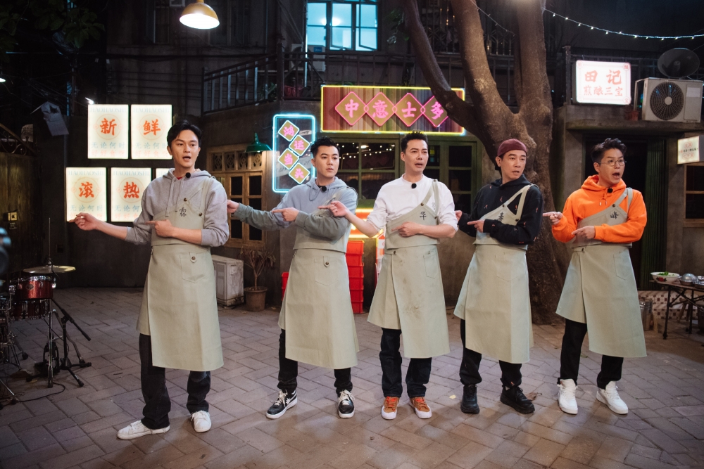 佢哋更另外開咗一套綜藝節目《大灣仔的夜》