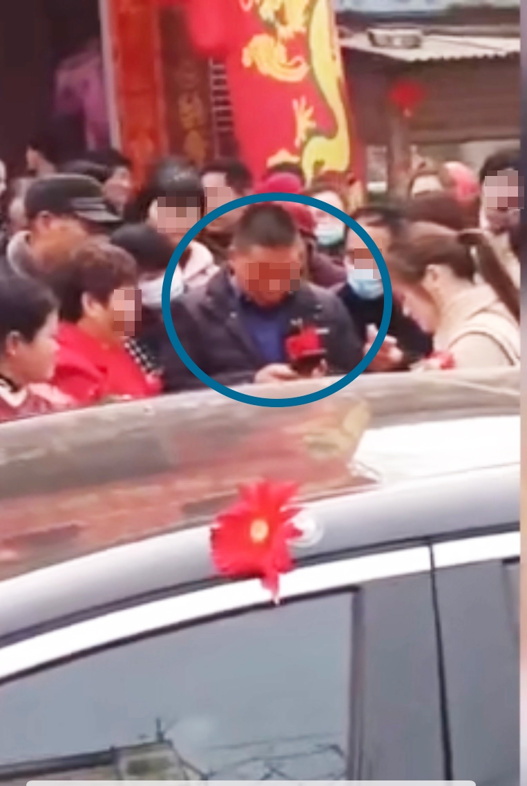 男方父母超驚慌,最終要由新郎爸爸(藍圈)打電話問人借錢!