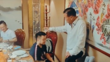 萬梓良收王薛儼時用酒兜頭淋在徒弟頭上。