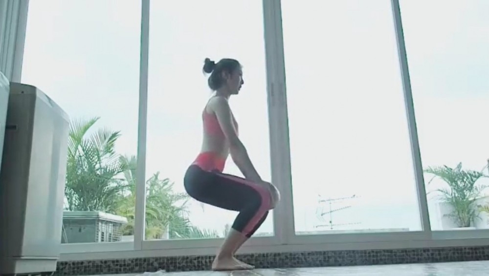 謝芷倫在家中拍fitness片曝光超多落地玻璃窗。