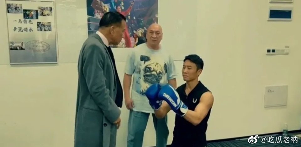 張永達戴拳套跪在萬梓良面前。