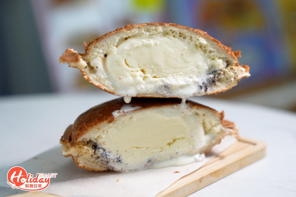 要數最受歡迎一定是招牌雪糕漢堡，先將漢堡烘脆，加入自選雪糕作夾心，再放入烘壓機壓成銅鑼燒形狀，做到外脆內軟口感，再在表面淋上楓糖漿，雪糕和漢堡包一冷一熱出奇地匹配，但略嫌麵包烘壓後失去原本鬆軟的質感。