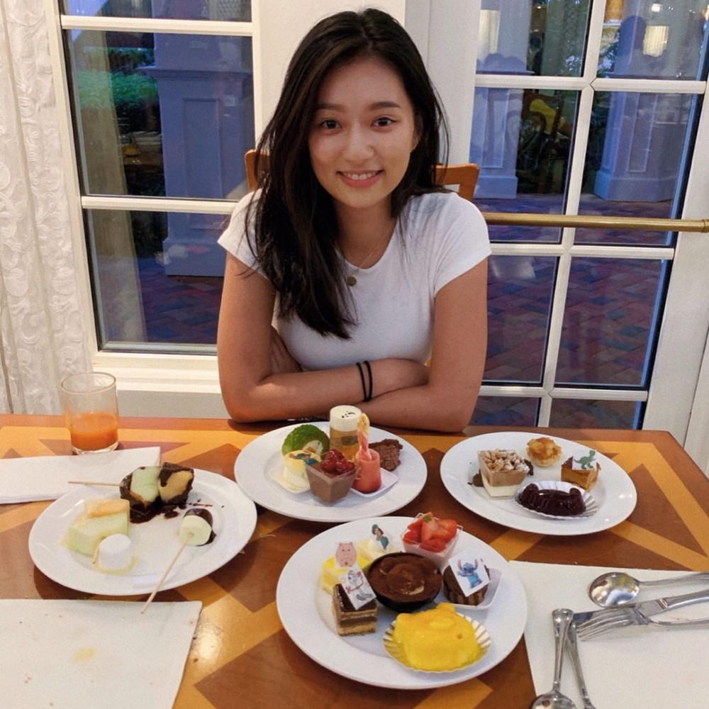Jeannie笑容甜美,仔細睇五官亦同依家無咩分別,面上仲有少少baby fat。