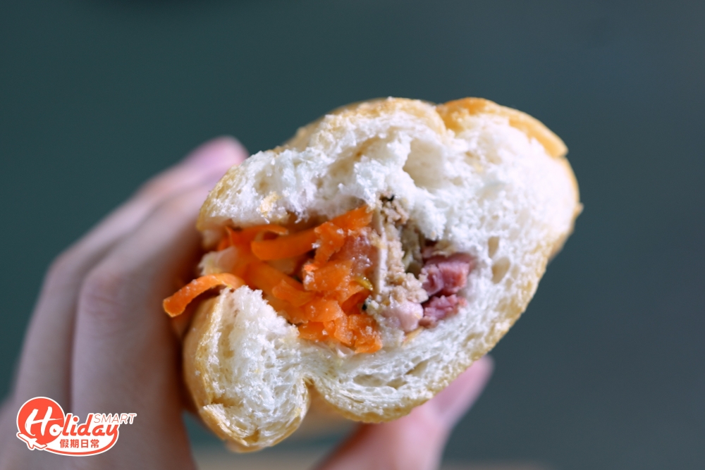 一咬法包餡料多到滿瀉。