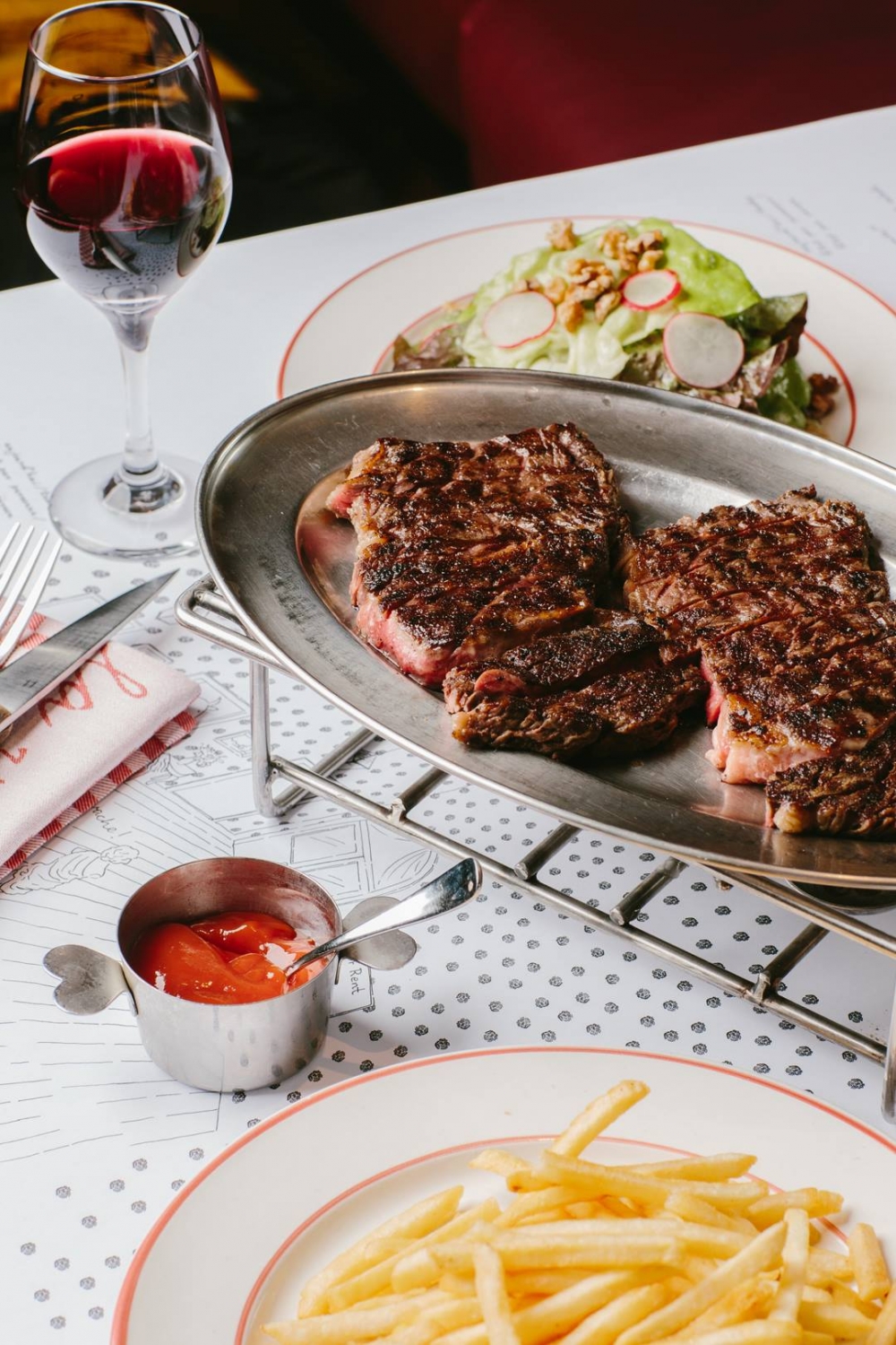 餐廳獨沽一味賣牛扒套餐,$398有齊牛扒、沙律和薯條,客人只需自選熟成度即可,用上頂級USDA Prime牛扒,重量達10安士,牛扒肉味油香較平衡,口感軟嫩多汁,配以自家製的芥末醬,而盛載牛扒的鐵碟下還有燭光保暖,別有一番風味。