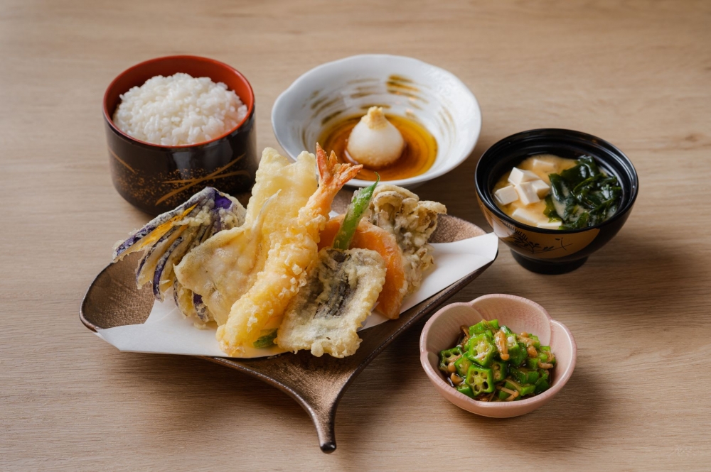 值得一提,天婦羅専門店「天ぷらまきの」其實是屬於譚仔母公司日本連鎖餐飲企業東利多(Toridoll),跟大家熟悉的丸龜製麵為同一集團。