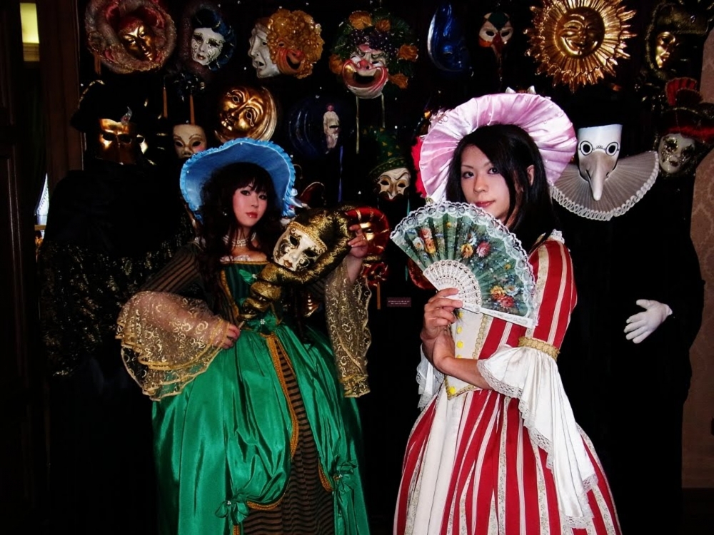 分唔分到邊個係日本女子Aarin，邊個係佢穿女裝嘅丈夫？其實左邊係Aarin，右邊係丈夫，二人熱愛玩cosplay。