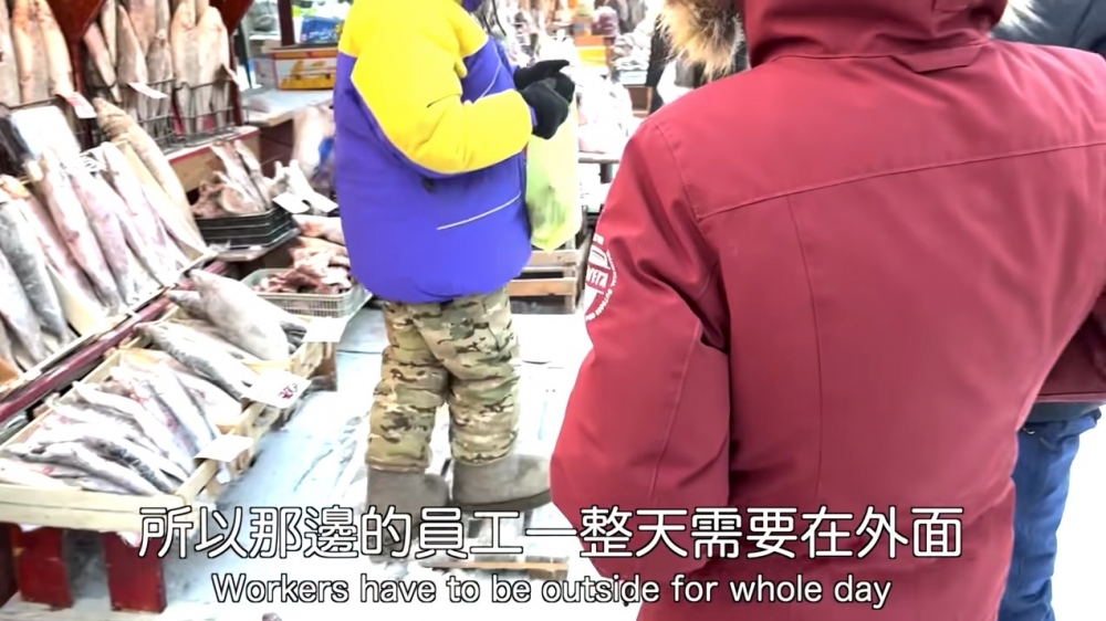 當地小販會喺嚴寒天氣下企足成日賣凍肉、冰魚等食材