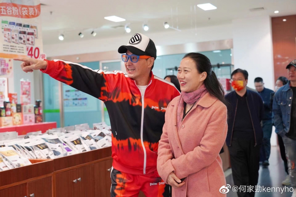 何家勁不時分享市政府相關人員到其工廠考察嘅照片。