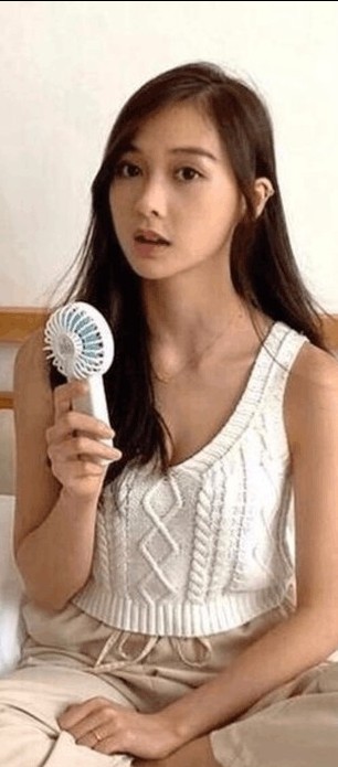 有網民猜測佢妻子正正係Santis。網民指兩人手上都有戴戒指