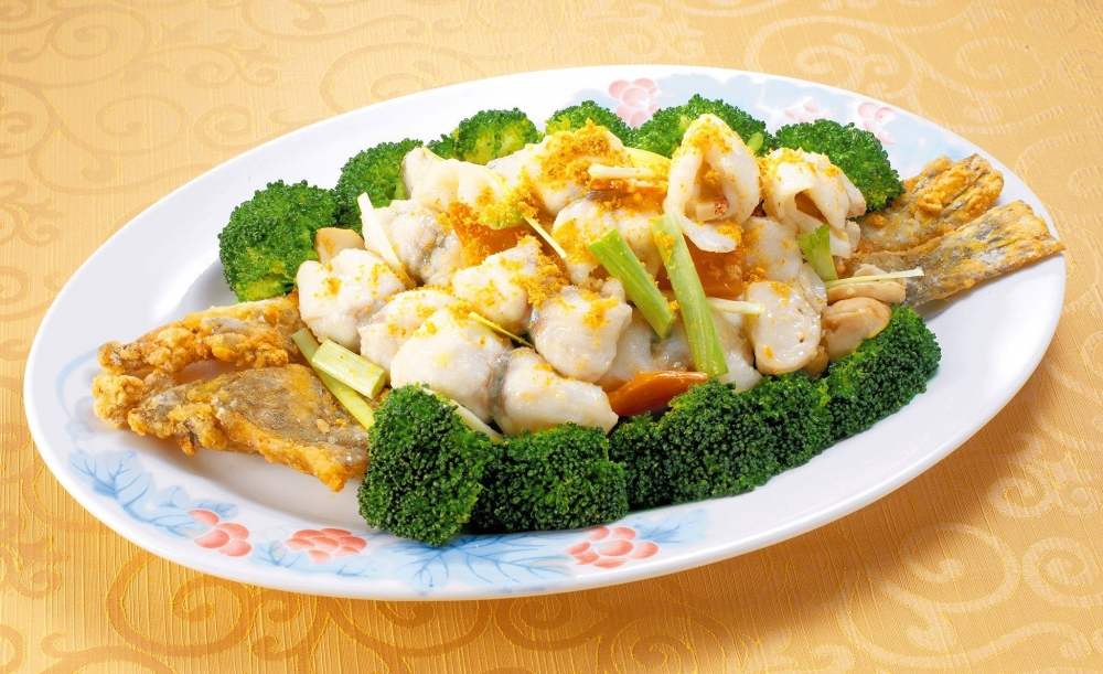 另一道順德桂魚卷亦是必食推介,菜式做法相當講究刀工,先將桂魚去骨起片,再包著火腿絲和松子仁,食落口感豐富,魚片的鮮味跟帶鹹香火腿及松子仁,令味道更出眾。