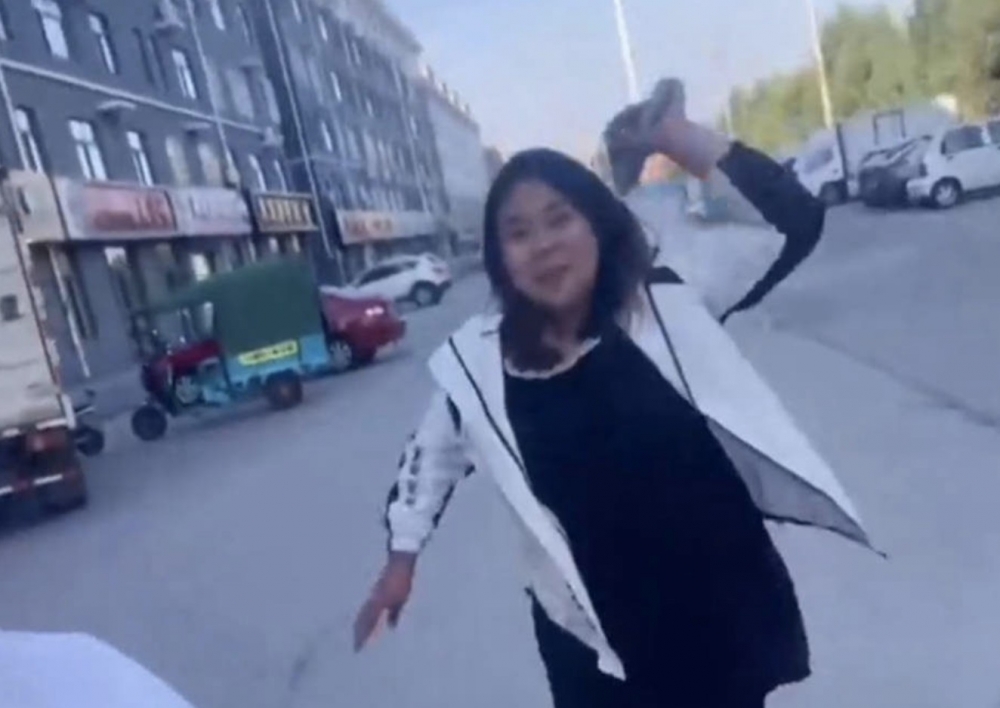 妹妹亦因為尷尬而追打哥哥,場面爆笑~