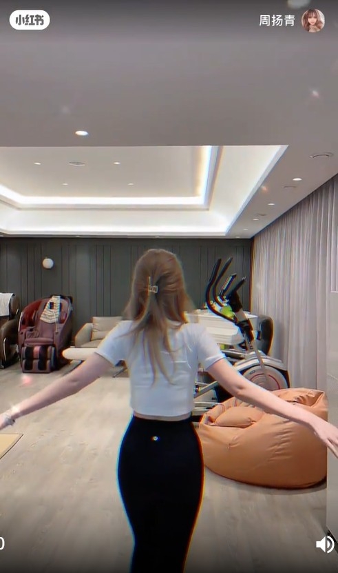帶大家進入佢嘅gym room