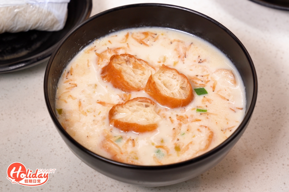 咸豆漿加入蝦米、油條、榨菜及蔥花等配料，鹹香濃郁，趁熱食時油條依然脆口。