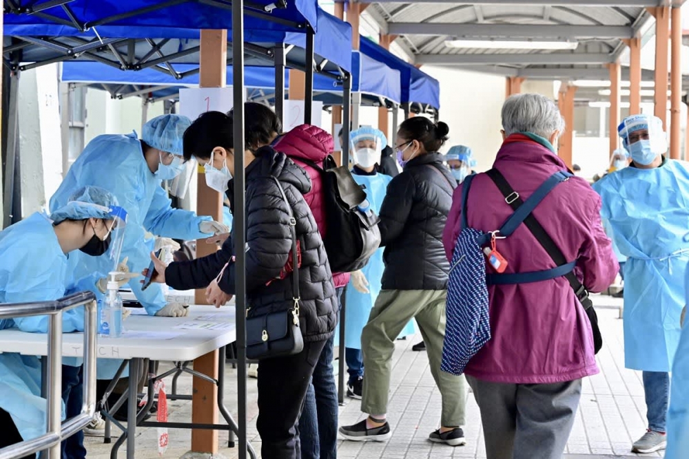 接受家居檢疫的人士檢疫期間必須留在居所，但棄置垃圾、前往社區檢測中心接受採樣及進行獲衞生署允許的指定活動。