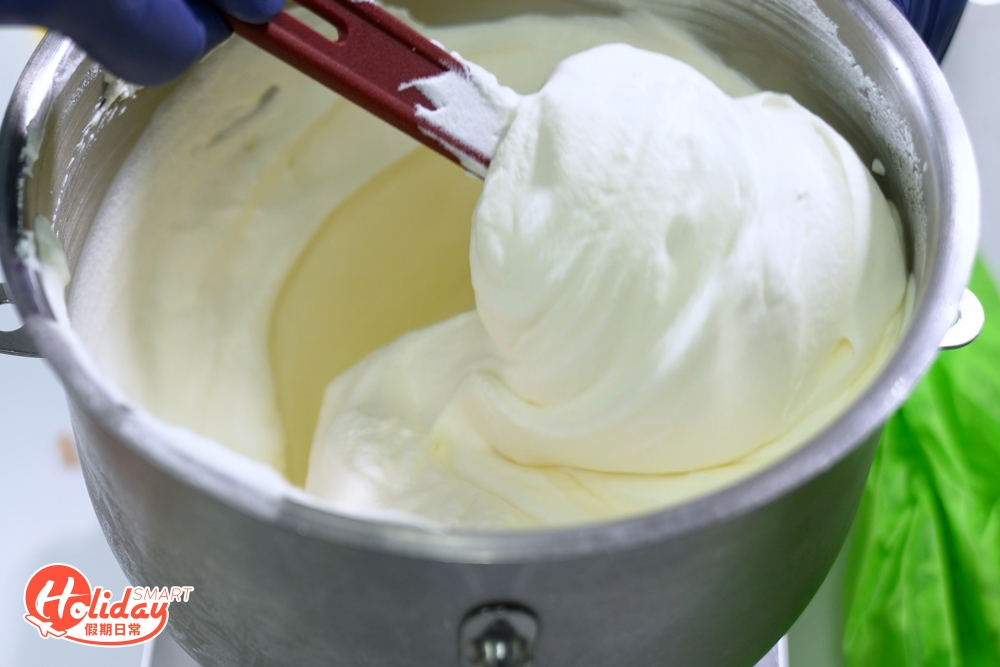 蛋糕包裹著忌廉，使忌廉變得更濕潤。