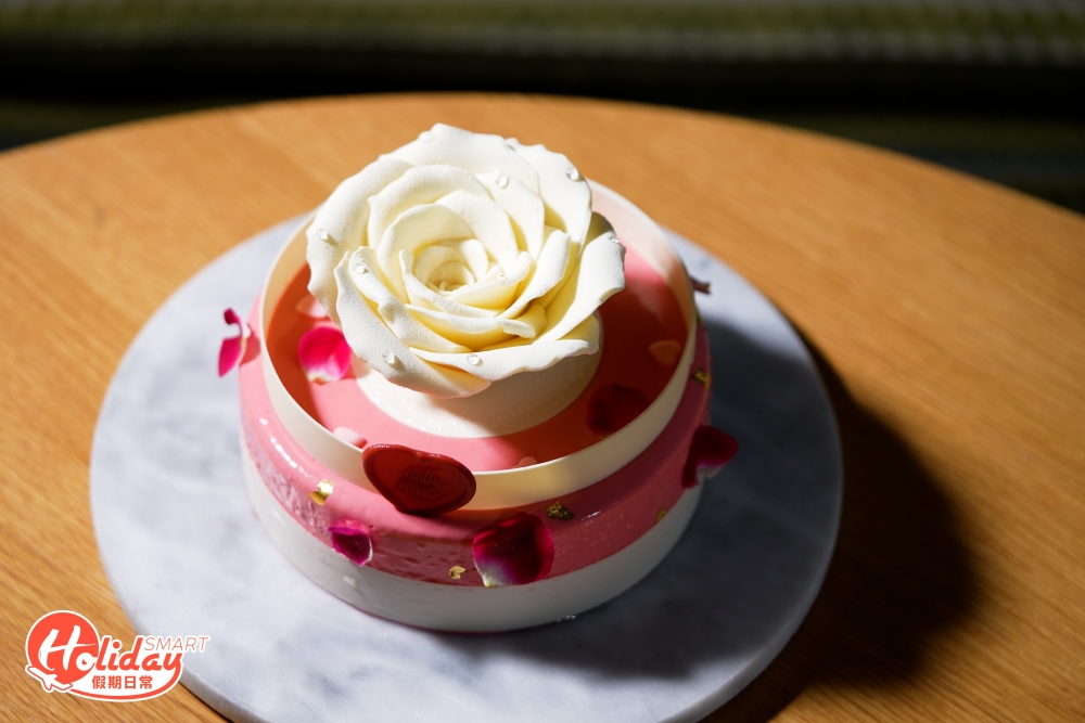 今年酒店推出情人節限定的玫瑰士多啤梨雲呢嗱慕絲蛋糕，頂層以白朱古力玫瑰作裝飾，賣相精緻盡顯功架。