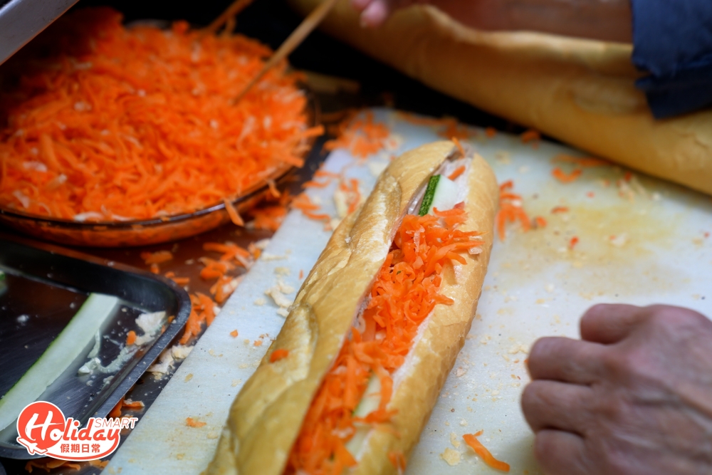 最後加入醃蘿蔔、番茄及撒上胡椒粉調味。