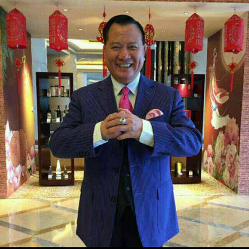 近日有網民上載萬梓良收徒弟短片,當中佢更將水用口噴落徒弟臉上。