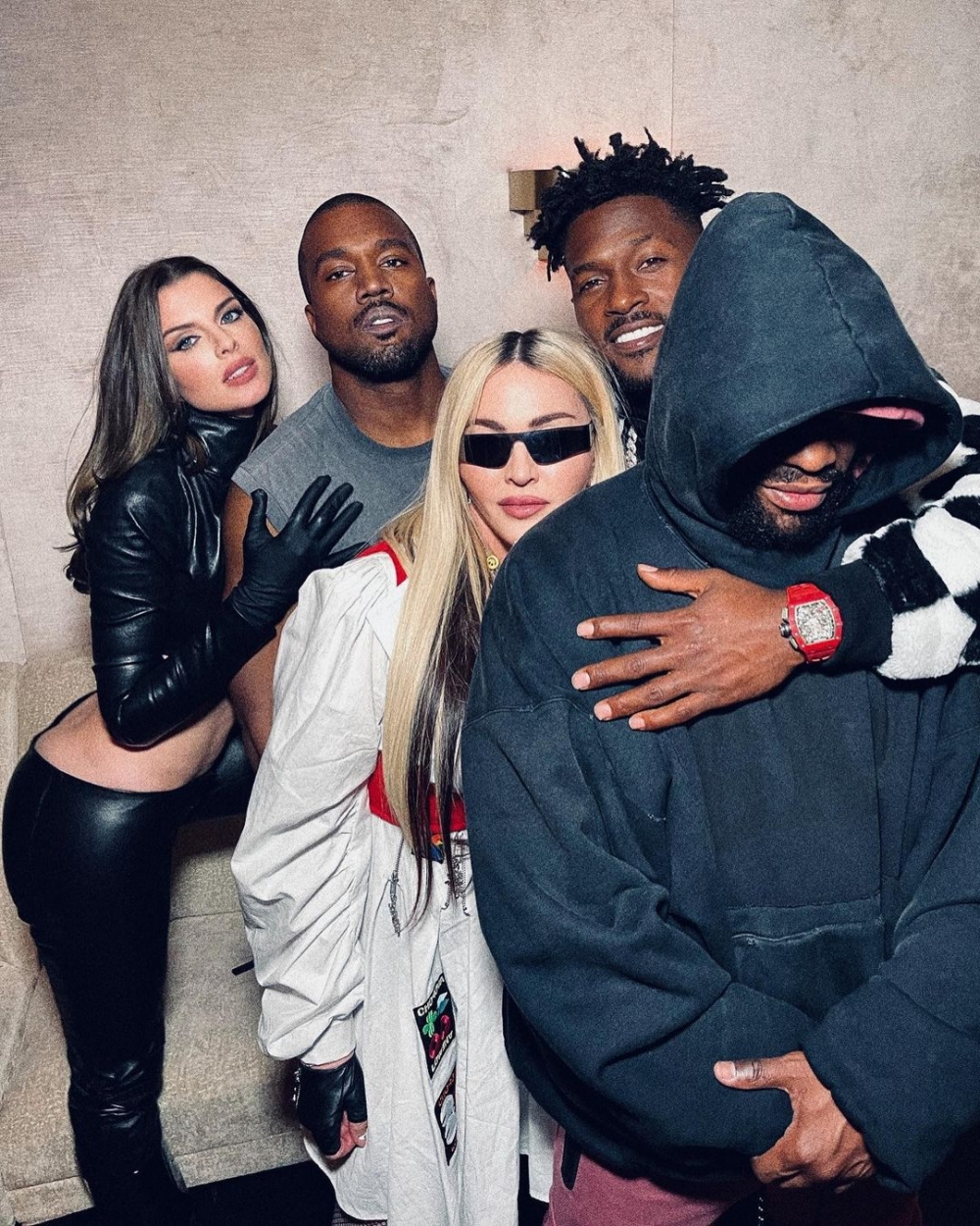 Julia早前跟Kanye同一代女星Madonna及其他知名rapper一起開派對。