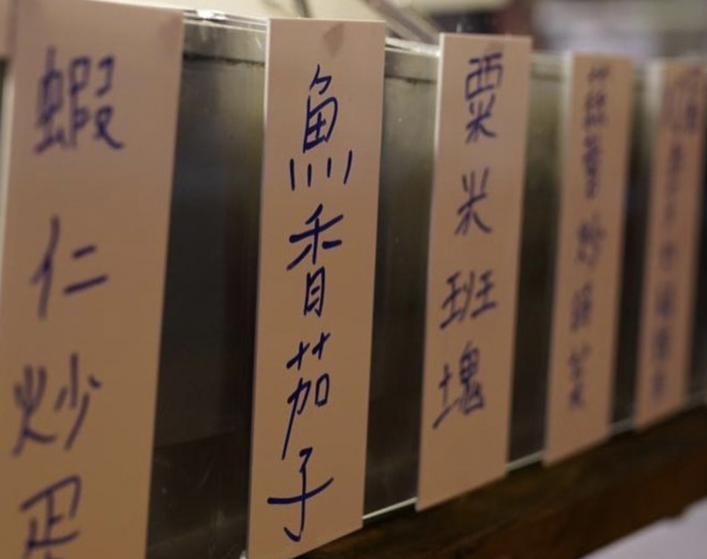 不過近兩年香港疫情嚴重,政府曾多次禁止晚市禁食,最近跟把午市堂食防疫措施收窄,只允許二人同堂,市民都選擇外賣或自備午餐,令餐廳生意再受打擊。