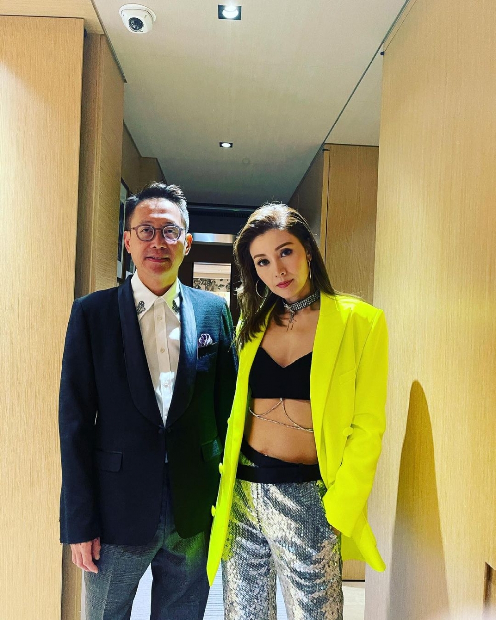 即時李嘉欣非常有型咁大擺pose，丈夫都會好配合佢一齊影相～